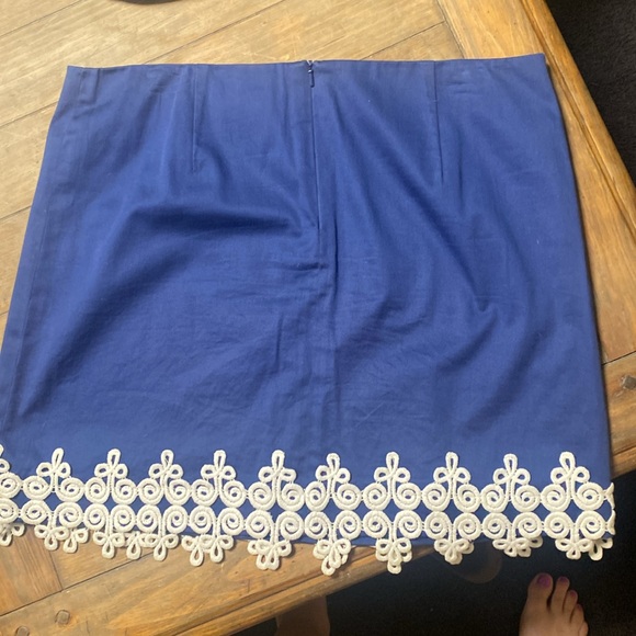 Lilly Pulitzer size 10 navy and white embroider skirt - Picture 3 of 3